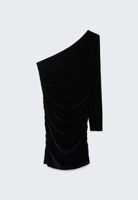 Robe en velours noir avec une manche longue, décolleté asymétrique et détails froncés sur le côté, créant une apparence texturée.