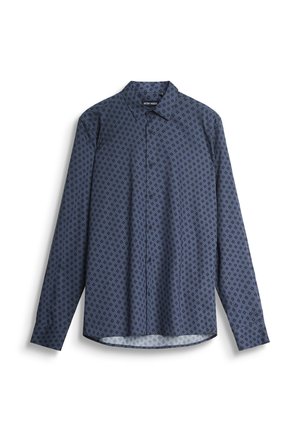 Camisa de manga larga azul marino con un patrón de diamantes, cierre de botones en la parte frontal y un dobladillo curvado. Presenta un cuello clásico y puños internos en contraste.