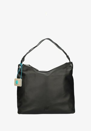 Borsa a tracolla in pelle nera con una texture liscia, chiusura con zip e un'etichetta decorativa in blu e beige a contrasto. Presenta una sola tracolla.