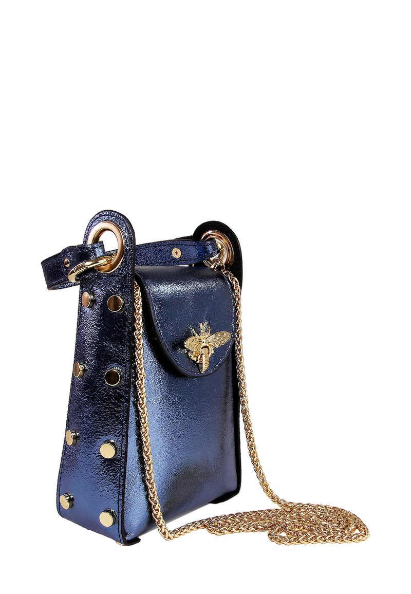 Marineblauwe handtas van nep leer met gouden beslag, voorzien van een bij-accent, ronde studs en een kettingriem. Compact en gestructureerd ontwerp.