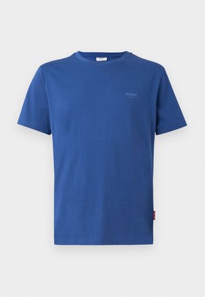 Camiseta de manga corta azul hecha de algodón con un escote redondo. Presenta un pequeño logo de color azul claro en el pecho y una etiqueta en el costado.