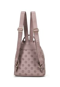 Różowa torba z ekoskóry z dwoma regulowanymi paskami, wytłoczonymi kwiatowymi wzorami i złotymi akcentami, o strukturalnym, zaokrąglonym kształcie.