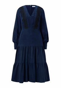 Marinblå klänning med V-ringning, långa puffärmar, spetsdetaljer längs halsringningen och en lager-på-lager, utsvängd kjol. Mjuk tygfinish.