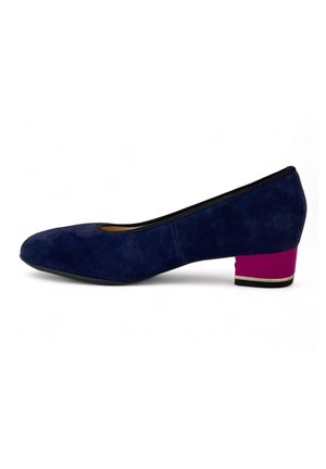 Marineblauwe suède lage hak schoen met een ronde neus, zwarte rand en een contrasterende roze hak met een gouden accent.