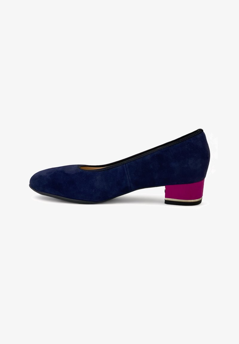 Chaussure basse en daim bleu marine avec un bout arrondi, des bordures noires et un talon rose contrastant avec un accent doré.