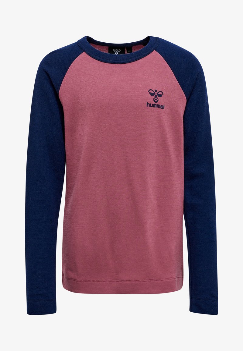 Langarmshirt mit pinkem Körper und dunkelblauen Raglans Ärmeln. Verfügt über ein kleines schwarzes Logo auf der Brust. Hergestellt aus weichem Stoff.