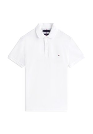 Polo blanc à manches courtes avec col, trois boutons, et petit logo Tommy Hilfiger sur le côté gauche de la poitrine.