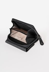 Zwarte leren portemonnee met een gestructureerde buitenkant, ritsluiting en twee binnenscompartimenten met een gladde, lichtgekleurde voering.