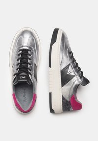 Sneaker in pelle argento con pannello laterale nero testurizzato e dettagli in suede rosa. Presenta lacci neri e una suola bianca resistente.