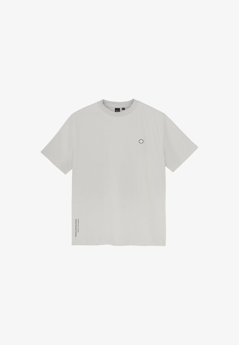 Lysegrå t-shirt lavet af blødt stof, med et rundt logo på brystet og diskret tekstdetalje på siden. Korte ærmer og rund hals.