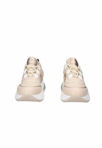 Sneaker beige con tomaia in pelle liscia, dettagli bianchi, lacci rotondi e una suola bianca spessa con fondo testurizzato per una migliore aderenza.