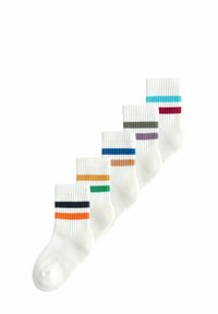 Fünf Paare weißer Socken mit gerippter Struktur; jedes Paar hat einen farbigen gestreiften Akzent in variierenden Farben: orange, schwarz, grün, lila und blau.