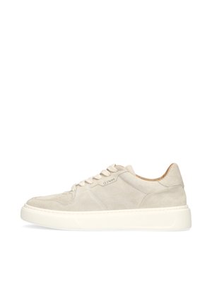 Lage beige suède sneaker met dikke witte zool, veters aan de voorkant en subtiele stikseldetails, afgebeeld op een effen witte achtergrond.