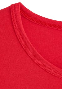 Rode katoenen t-shirt stof met een gladde textuur en een ronde halslijn met stikdetails langs de kraag.