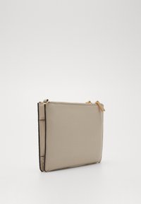 Borsa a mano in pelle beige con una texture liscia, forma rettangolare, dettagli in metallo dorato e chiusura a zip lungo il bordo superiore.