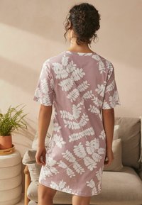 Next REGULAR FIT  - Yöpaita - pink leaf