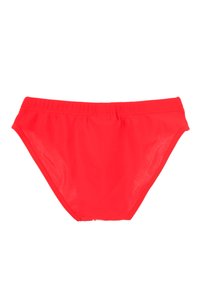 Rote Schwimmshorts mit glatter Textur, elastischem Bund und einem schlichten Design. Keine Muster oder Hardware sichtbar. Standardschnitt und -passform.