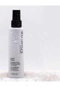 Vit flaska med ett svart texturerat spraylock, täckt av vattendroppar. Etiketterna säger "izuimi tonic" och "styrkande energiserande vatten." 150 ml.