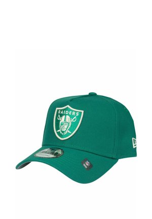 Grüner verstellbarer Baseballcap mit dem Raiders-Logo-Schild, das ein Piratengesicht und gekreuzte Schwerter auf der Vorderseite zeigt.