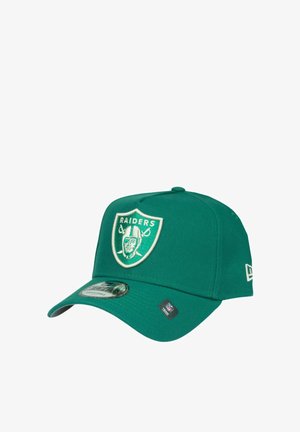 Grüner verstellbarer Baseballcap mit dem Raiders-Logo-Schild, das ein Piratengesicht und gekreuzte Schwerter auf der Vorderseite zeigt.