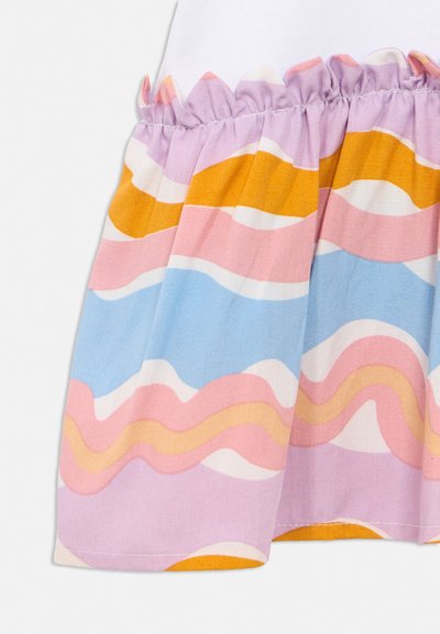 Φούστα με ελαστική μέση και κυματιστές παστέλ ρίγες σε πορτοκαλί, ροζ, μπλε, λευκό και μοβ σε ελαφρύ ύφασμα.