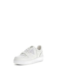 Witte sneaker met reliëf bloemmotieven, perforaties op de tenen, grijze accenten en een gestructureerde rubberen zool. Veters zorgen voor een veilige pasvorm.