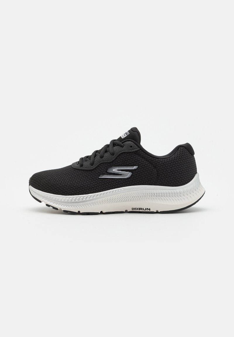 Schwarzer sportlicher Sneaker mit Mesh-Obermaterial, abgerundeter Zehenpartie, Schnürdesign und einer kontrastierenden weißen, gepolsterten Sohle. Mit Logodetail an der Seite.