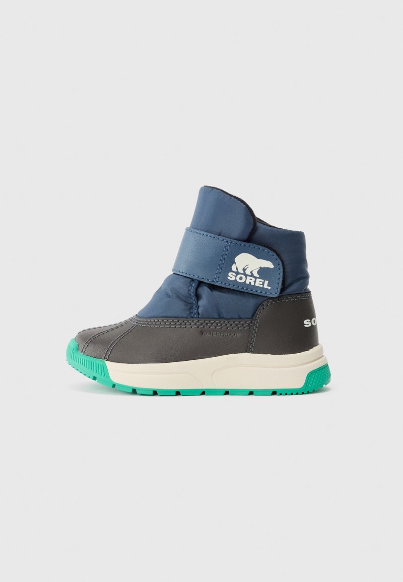 Botte d'hiver imperméable pour enfant avec tige bleue, partie inférieure grise, semelle verte et bride velcro avec logo d'ours polaire et marqué "SOREL".