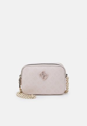 Lichtroze rechthoekige crossbodytas met geperst patroon, goudkleurige kettingriem en een metalen monogramlogo aan de voorkant.