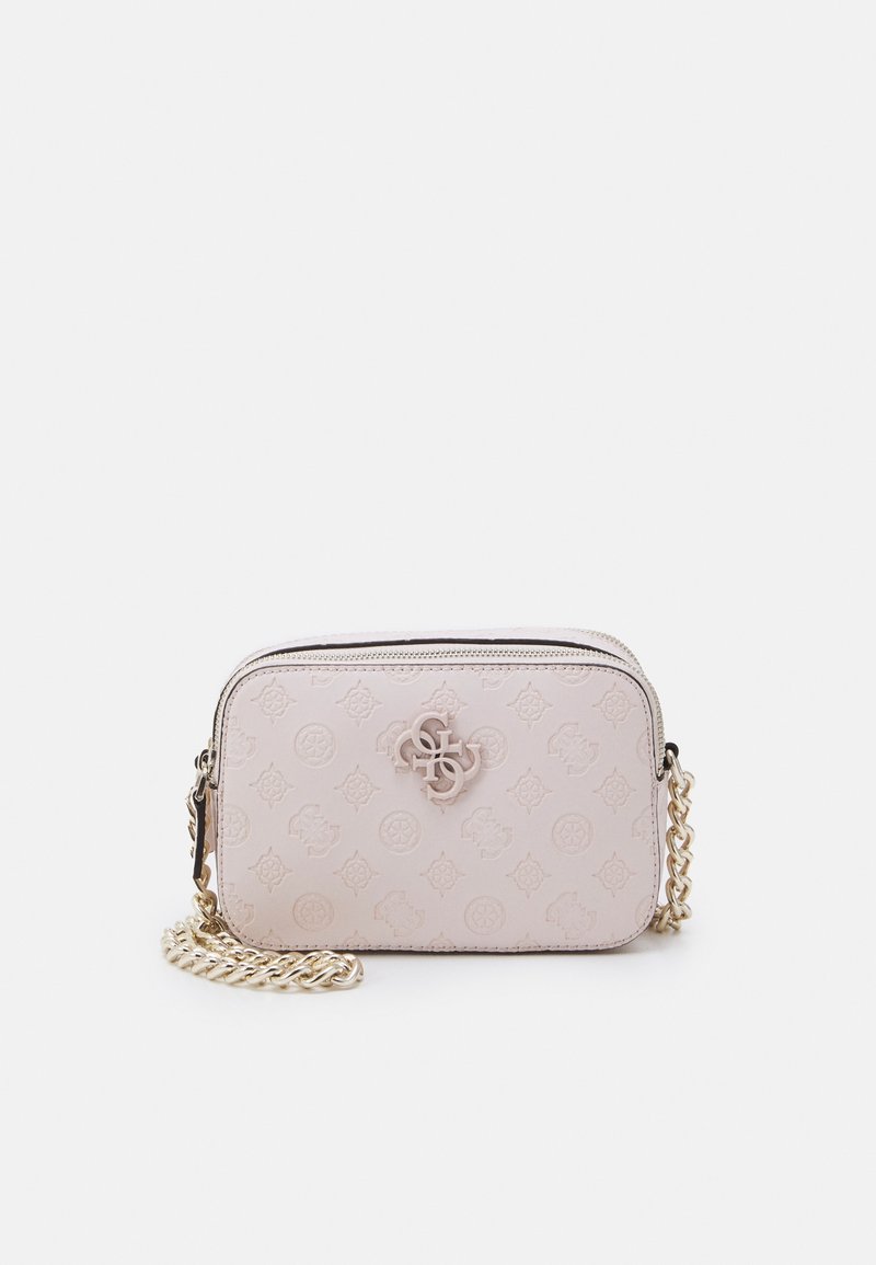 Jasnoróżowa prostokątna torebka na ramię z wytłaczanym wzorem, złotym łańcuszkiem oraz metalicznym logo w formie monogramu na przodzie.