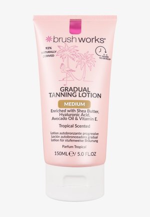 Lotion bronzante progressive de Brushworks, tube de 150 ml, rose avec illustration de palmier et de flamant rose, parfum tropical, enrichie en huiles et en vitamines.