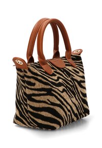 Pequeño bolso que presenta un patrón de rayas de cebra en negro y beige, elaborado con una tela texturizada y con asas y acentos de cuero marrón.