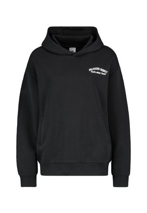 Schwarzer Pullover mit Kapuze aus weichem Stoff. Verfügt über eine Fronttasche, gerippte Bündchen und einen weißen Drucktext: "LECKERE KIRSCHEN Das ist es, wonach ich verlange!"