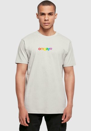 Hellgraues T-Shirt mit kurzen Ärmeln, das den Text "omgay" in Regenbogenfarben und einem Herzakzent zeigt, aus weichem Baumwollmaterial gefertigt.