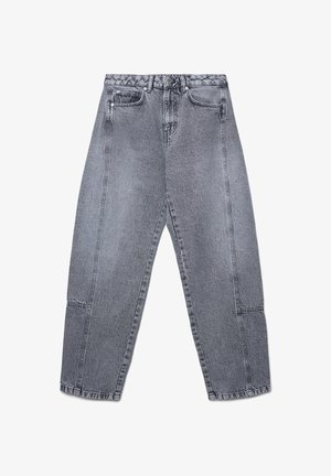 Graue hochgeschnittene tapered Jeans mit vorderen Taschen, Gürtelschlaufen und sichtbarem Nahtdesign entlang der Beine.