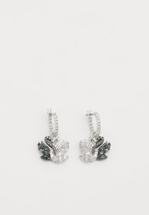 Sidabrinės auskarai su gulbės dizainu, puošti skaidriais ir tamsiais kristalais, papildyti raštuotu žiedu ir sudėtinga detalizacija.