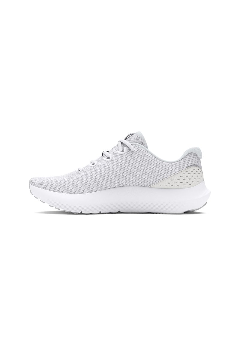 Zapatillas deportivas en gris claro con una parte superior de malla texturizada, una suela acolchada y sutiles acentos grises en el talón y en el lateral. Cordones para un ajuste seguro.