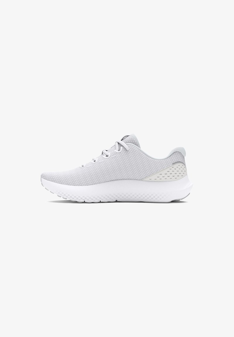 Zapatillas deportivas en gris claro con una parte superior de malla texturizada, una suela acolchada y sutiles acentos grises en el talón y en el lateral. Cordones para un ajuste seguro.