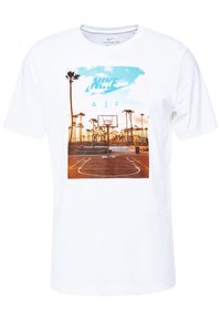 Vit bomulls-t-shirt med en tryckt scen av en basketplan med palmer och en blå himmel, logotyp placerad ovanför bilden.
