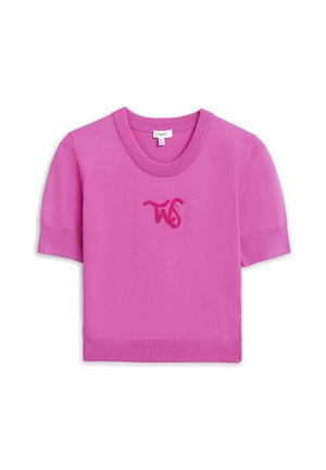 Rosa kurzärmliges Strickoberteil mit geripptem Kragen, Bündchen und Saum, mit einem strukturierten "TWIST"-Logo, das mittig auf der Vorderseite bestickt ist.
