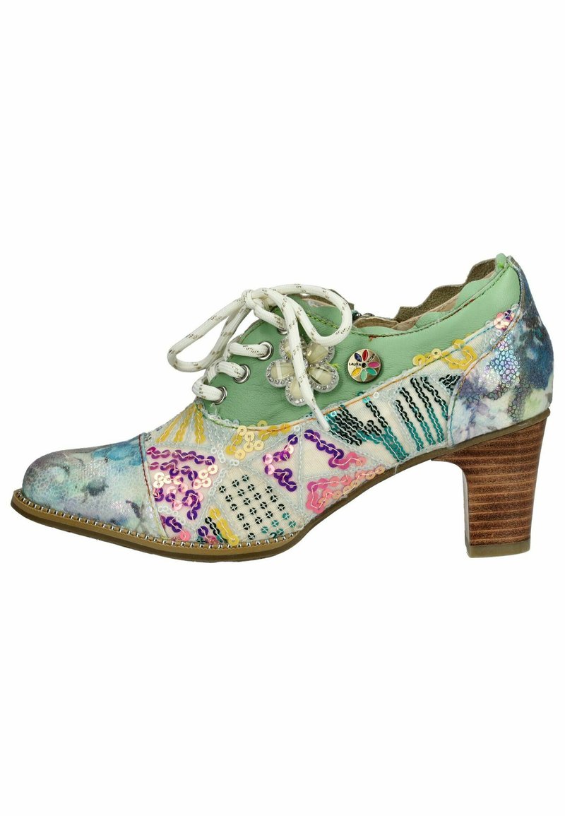 Scarpa stringata multicolore con tomaia in pelle verde, decorata con paillettes e motivi, e tacco quadrato marrone. Dettagli in tessuto testurizzato.