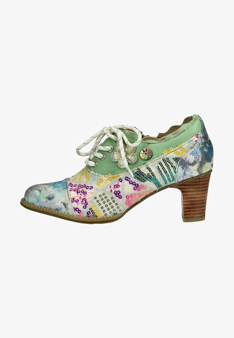 Zapato multicolor con cordones, con un upper de cuero verde, decorado con lentejuelas y patrones, y un tacón cuadrado marrón. Con acentos de tela texturizada.