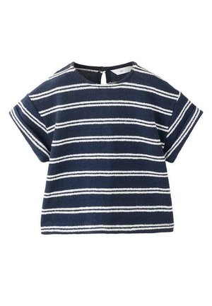 Mørkeblå top med korte ærmer, hvide horisontale striber og en lille nøglehulsknaplukning på bagsiden af halsudskæringen.