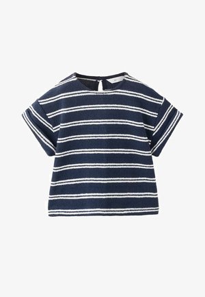 Donkerblauw kort mouwtopje met witte horizontale strepen en een kleine sleutelgatknopsluiting aan de achterkant van de halslijn.