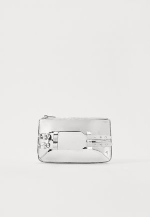 Zilveren metallic clutch met een gladde textuur, rechthoekige vorm, ritssluiting en twee decoratieve banden op de voorkant.