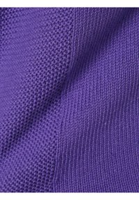 Violetti neulottu kangas, jossa on teksturoitu pinta ja yhdistelmä avointa ja suljettua ommelta, esittelee johdonmukaisen kuvion.