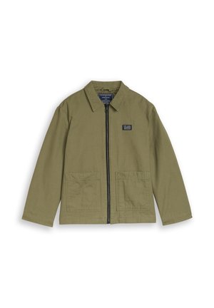 Kurtka na zamek w kolorze oliwkowej zieleni z dwoma przednimi kieszeniami, kołnierzem i małą czarną naszywką z białym napisem na lewej piersi.