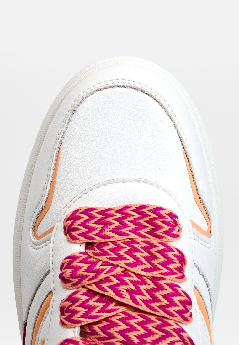Sneaker bianca con tomaia in pelle liscia, lacci intrecciati rosa e arancioni, e un accento arancione sui lati. Design con suola piatta.