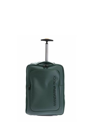 Valise rectangulaire verte avec poignée grise allongée et poche avant, avec le nom de la marque Mandarina Duck sur le devant.