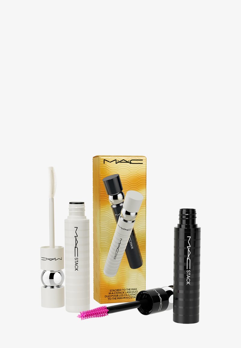 MAC Mascara-Set bestehend aus einem weißen und einem schwarzen Tube, einem rosa Applikatorpinsel und einer goldenen Box mit geprägtem Wellenmuster.